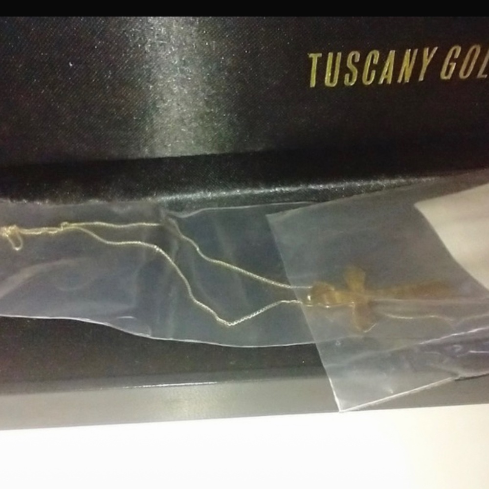 New with tags 9ct necklace and cross pendant